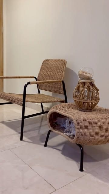 Rattan koltuklu ve fenerli dinlenme köşesi