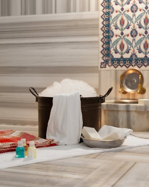 Göbek taşında köpük kovası, bakır tas ve katlanmış peştemaller