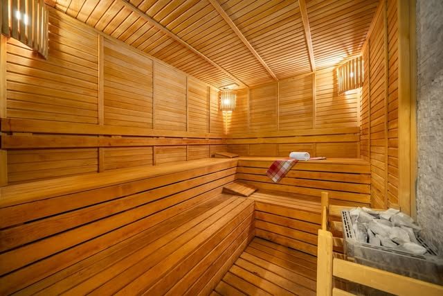 Sıcak ahşap kaplı sauna ve katlanmış havlu
