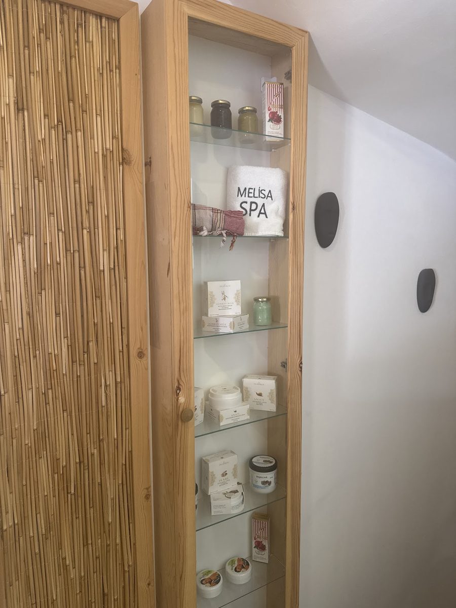 Bambu kapaklı dolapta Melisa Spa bakım ürünleri